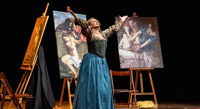 Debora Caprioglio apre la rassegna “In & Out – Impronte di donne” nelle Grotte di Borgio Verezzi